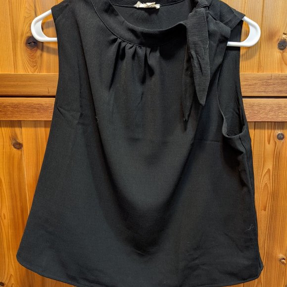 Sleeveless black top with tie - Picture 1 of 1
